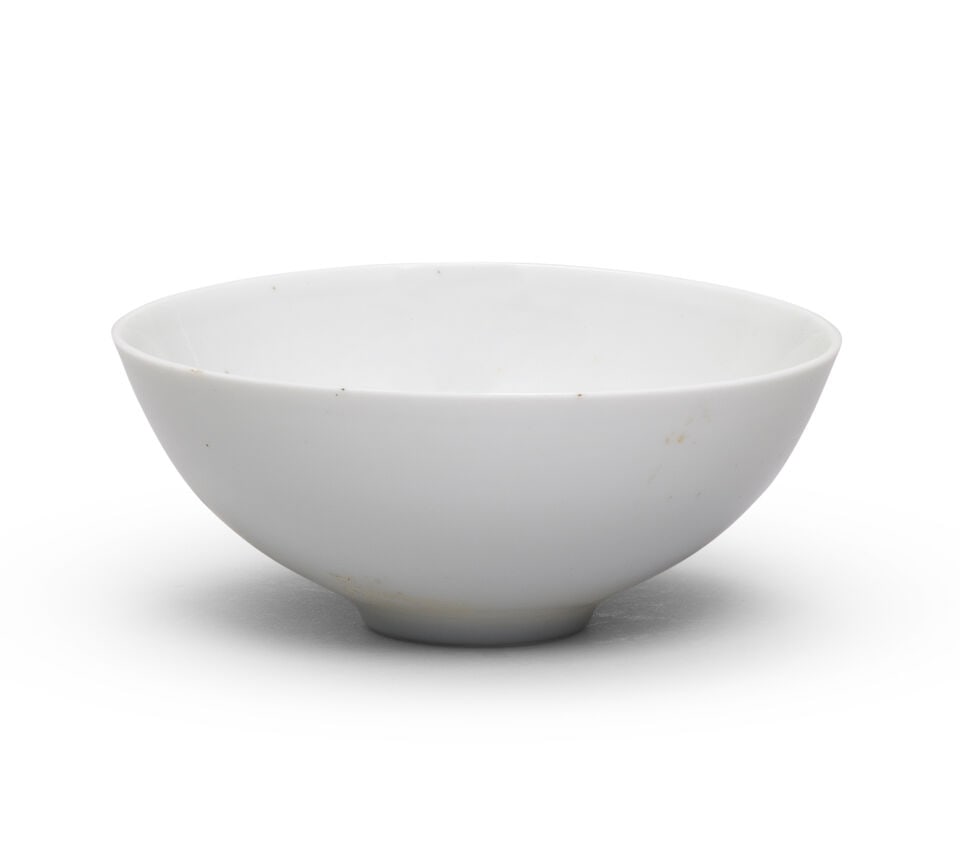 A BLUE AND WHITE AND UNDERGLAZE-RED 'PEACH' BOWL Xuande six-character mark, Kangxi - 2
