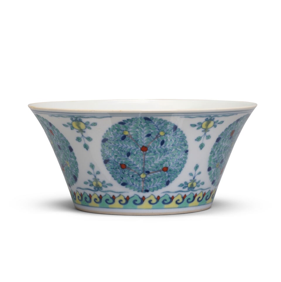 A DOUCAI 'MEDALLION' BOWL Qianlong seal mark and of the period - 4