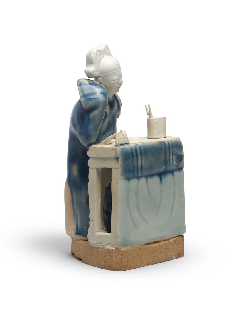 A BISCUIT AND BLUE-GLAZED FIGURE OF A SCHOLAR AT HIS DESK Qianlong - 3