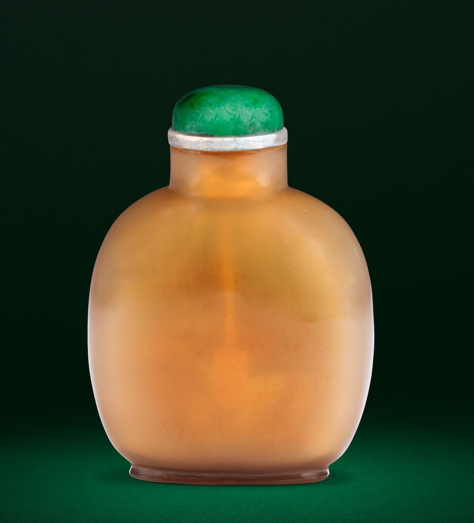 A CHALCEDONY AGATE 'TETHERED HORSE' SNUFF BOTTLE 18th/19th century (2) - 2