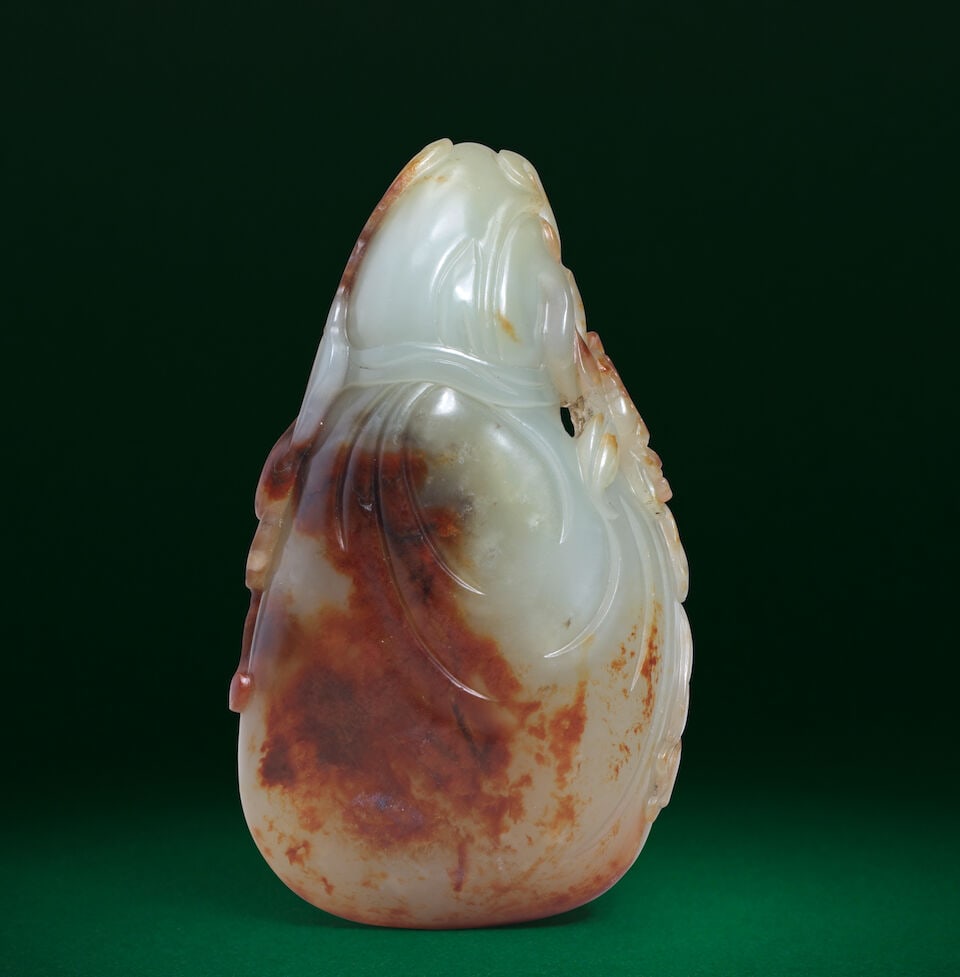 A PALE GREEN AND RUSSET JADE CARVING OF A TIED POUCH, BAT AND PEONY 18th century - 2