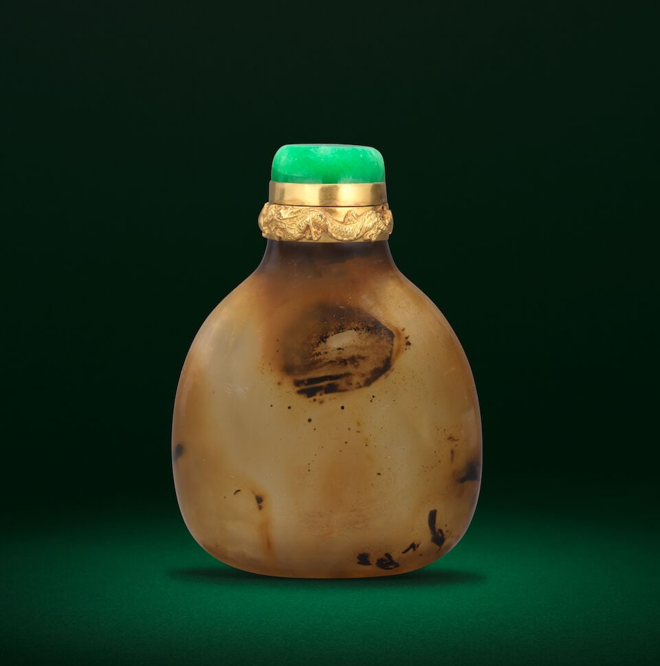 A CHALCEDONY AGATE 'THUMB-PRINT' SNUFF BOTTLE 19th century - 2