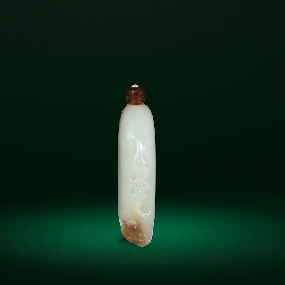 A PALE GREEN AND RUSSET JADE 'BAT AND LINGZHI' SNUFF BOTTLE 19th century (2) - 2