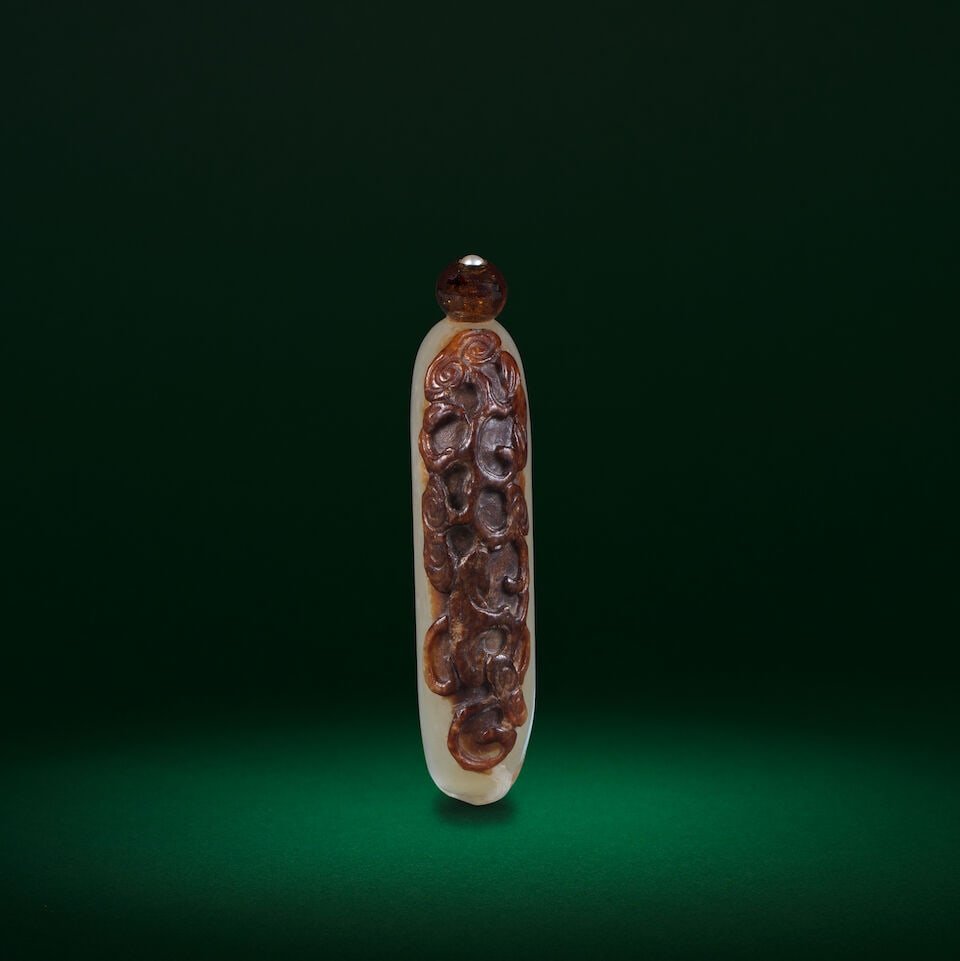 A PALE GREEN AND RUSSET JADE 'BAT AND LINGZHI' SNUFF BOTTLE 19th century (2) - 3