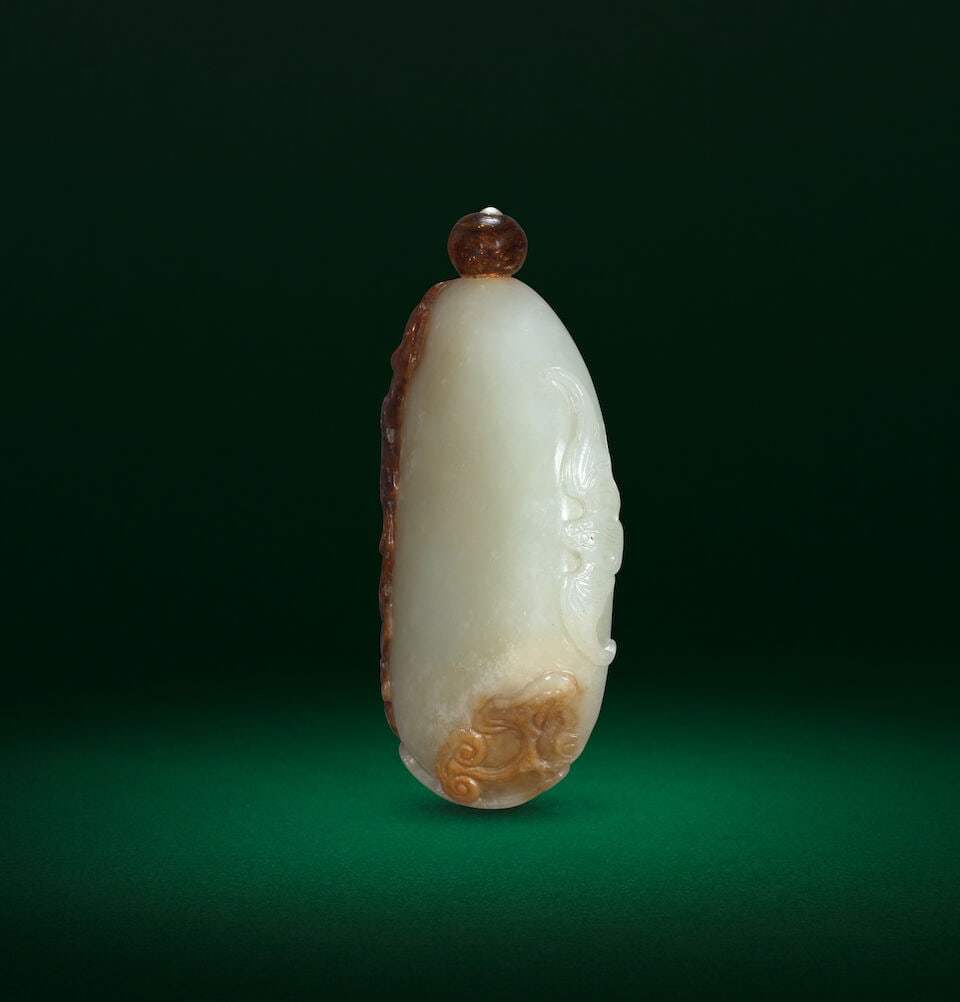 A PALE GREEN AND RUSSET JADE 'BAT AND LINGZHI' SNUFF BOTTLE 19th century (2) - 4