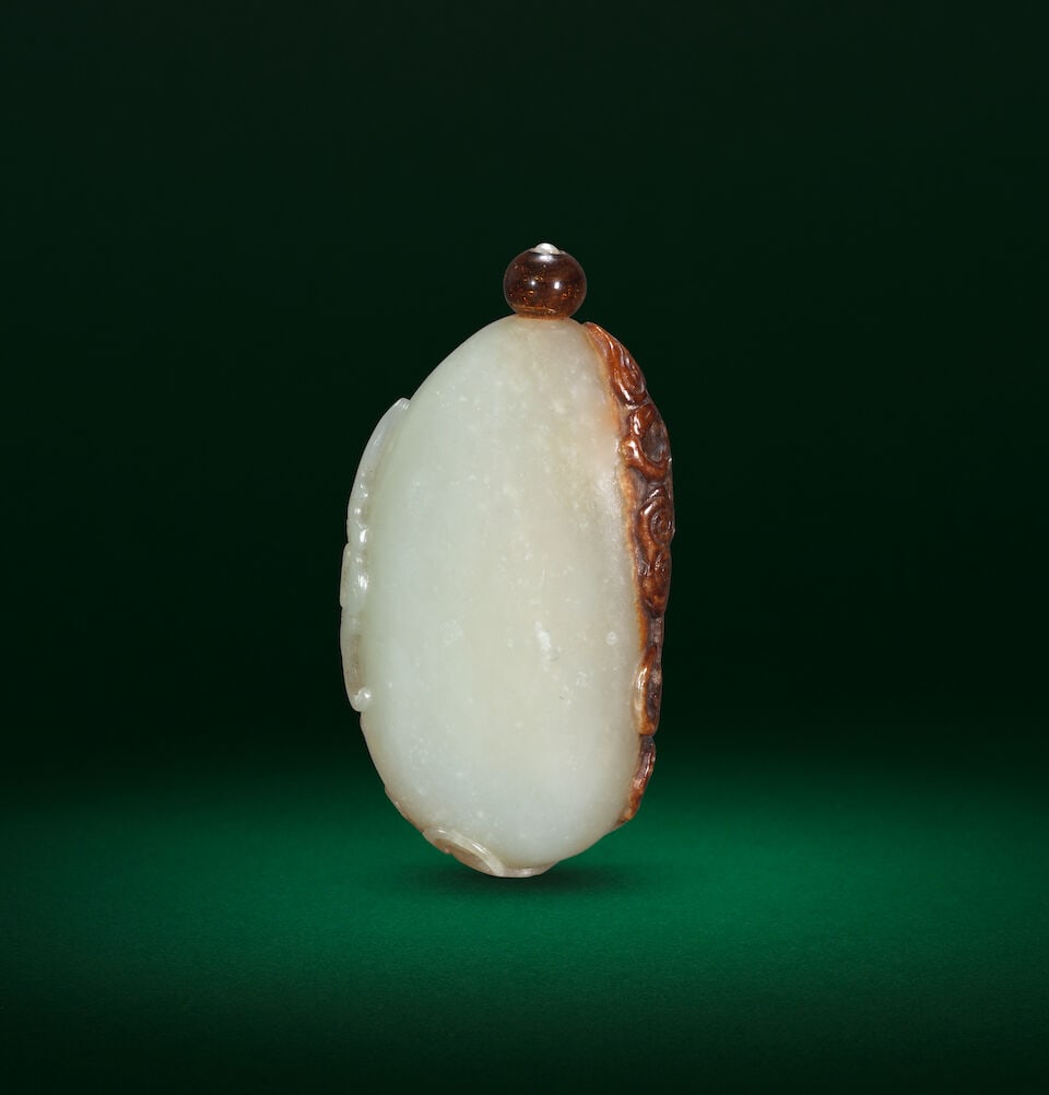 A PALE GREEN AND RUSSET JADE 'BAT AND LINGZHI' SNUFF BOTTLE 19th century (2) - 5