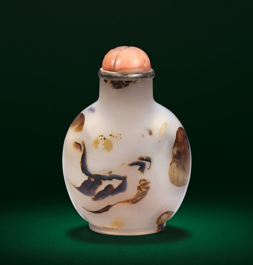 A CHALCEDONY AGATE 'COCKEREL' SNUFF BOTTLE 18th century (2) - 2
