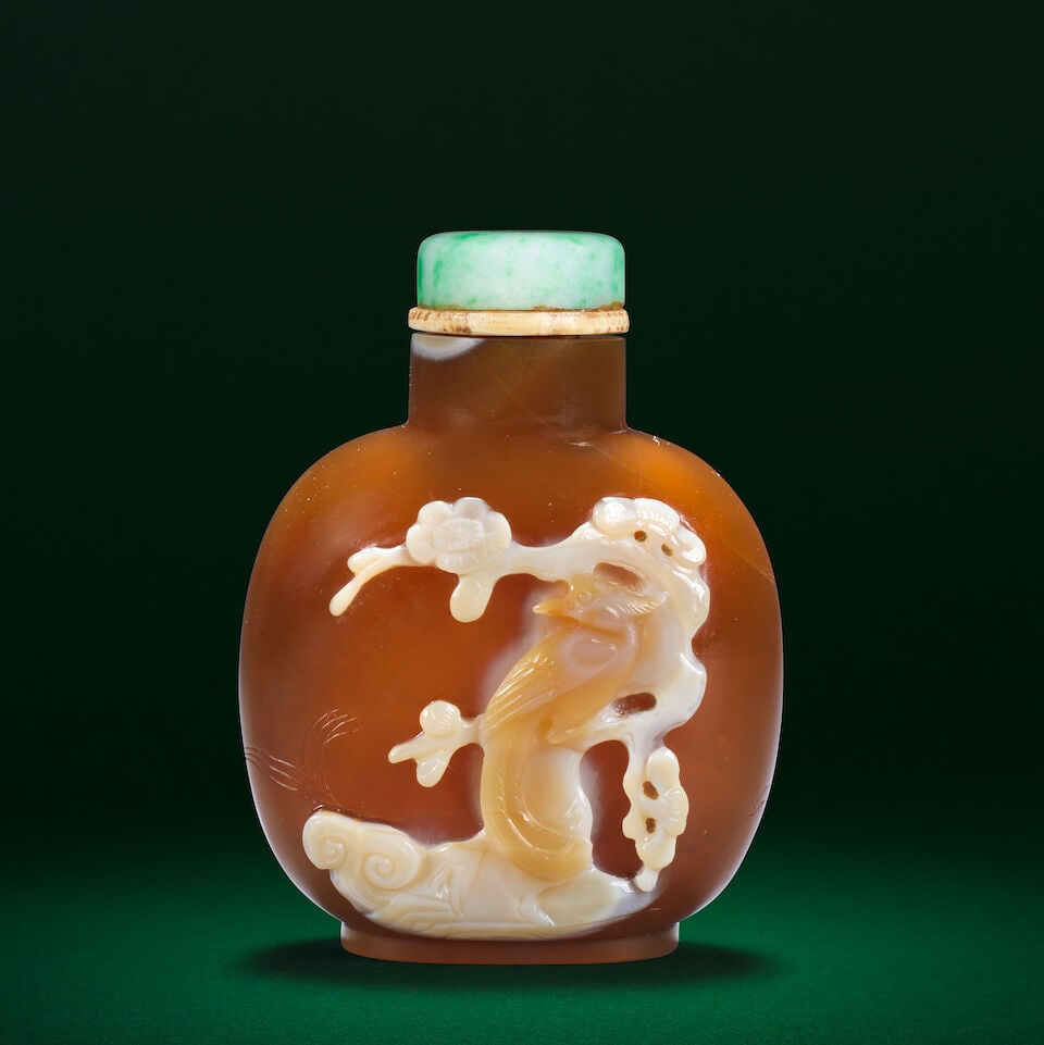 A CHALCEDONY AGATE 'PHOENIX AND DUCK' SNUFF BOTTLE 18th/19th century (2) (1 of 2)