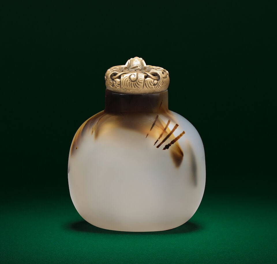 A CHALCEDONY SHADOW AGATE 'EAGLE' SNUFF BOTTLE 18th/19th century (2) - 2