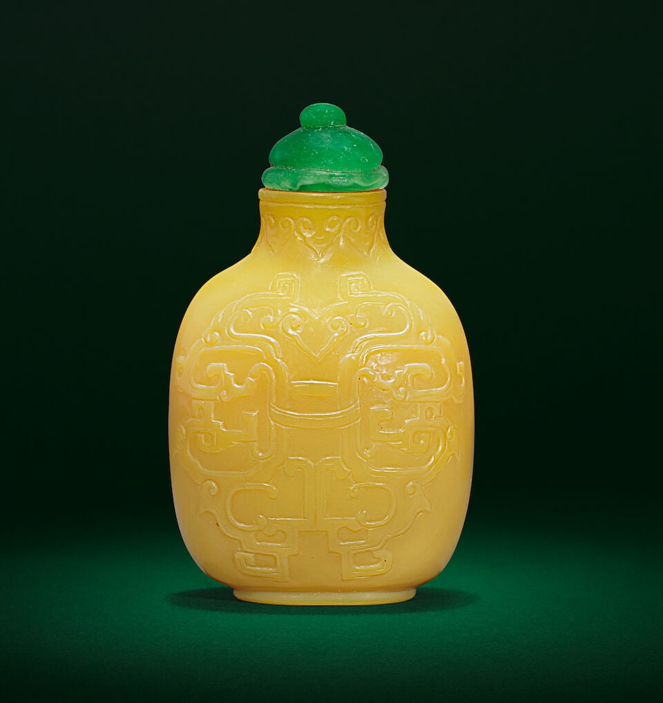 AN IMPERIAL YELLOW GLASS 'DRAGONS' SNUFF BOTTLE 18th/19th century (2) - 2
