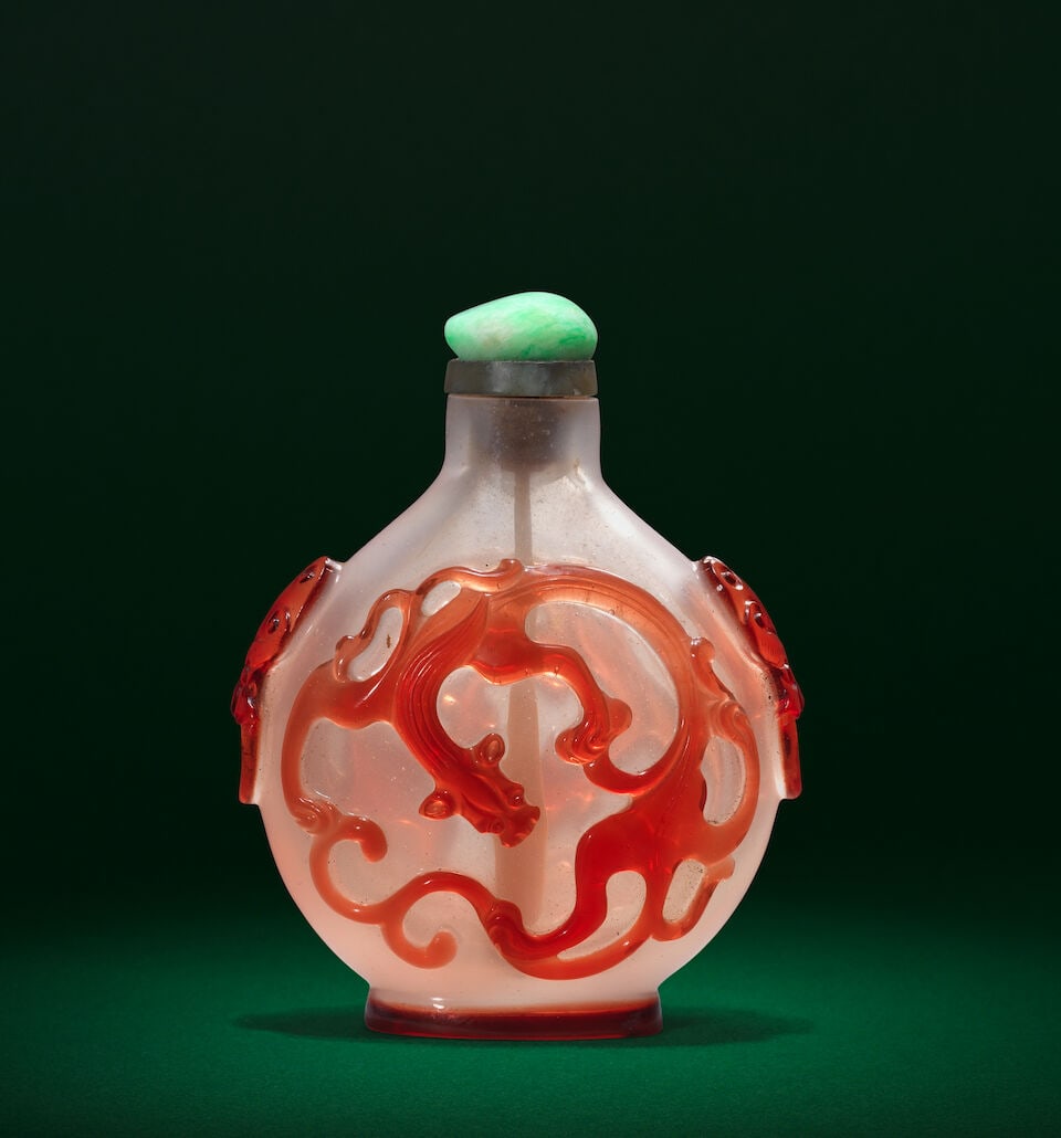 A RED-OVERLAY GLASS 'CHILONG' SNUFF BOTTLE 18th/19th century (2) - 2