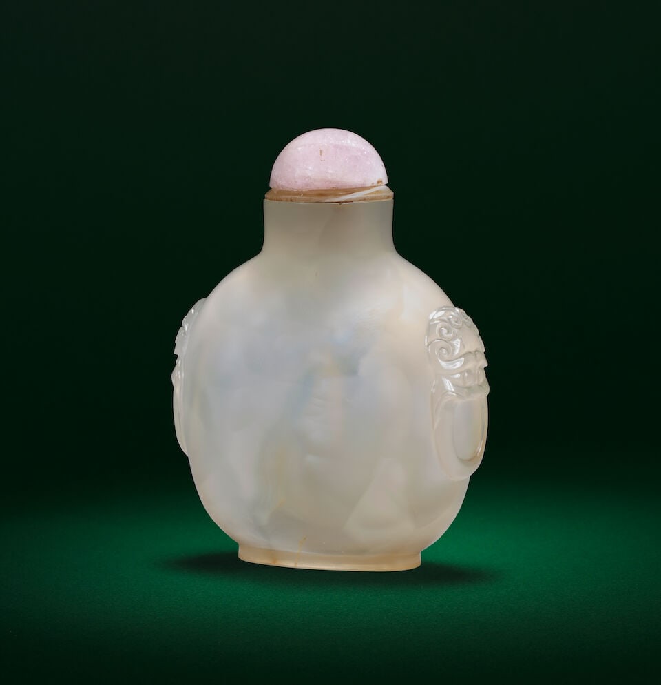 A CHALCEDONY AGATE 'BATS' SNUFF BOTTLE 18th/19th century (2) - 2