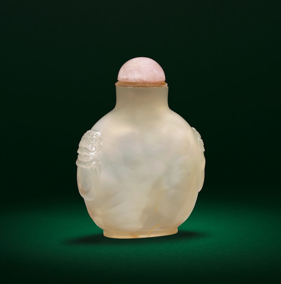 A CHALCEDONY AGATE 'BATS' SNUFF BOTTLE 18th/19th century (2) - 3