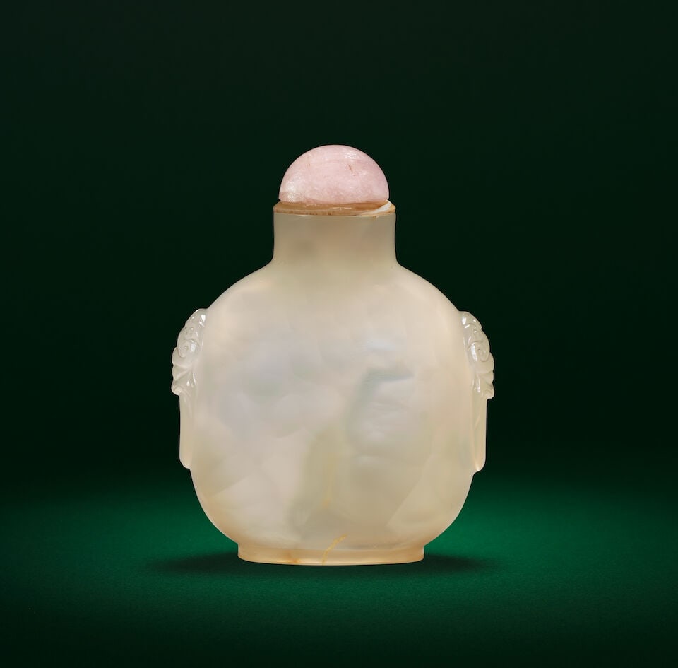 A CHALCEDONY AGATE 'BATS' SNUFF BOTTLE 18th/19th century (2) - 4