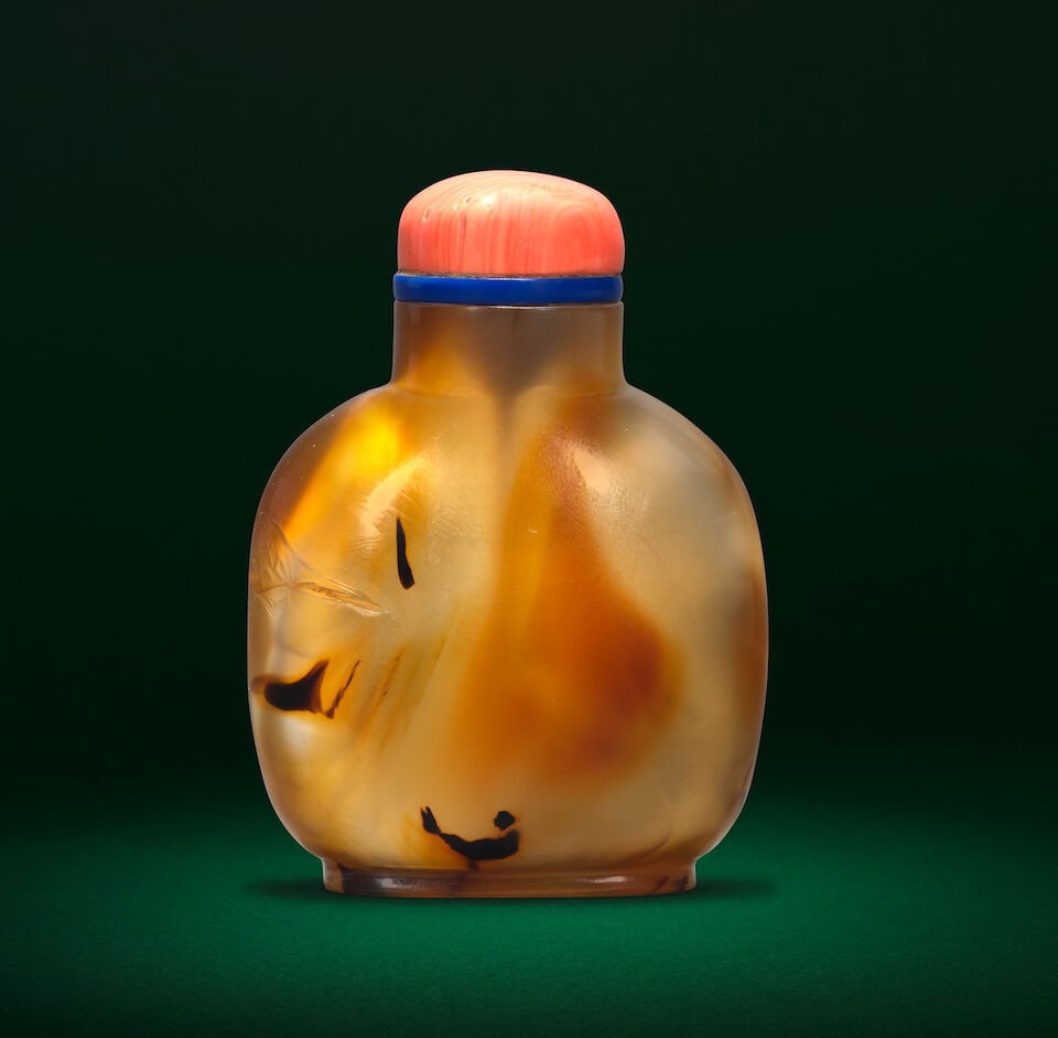 A CHALCEDONY SHADOW AGATE 'BATS AND GOURD' SNUFF BOTTLE 18th/19th century (2) - 2