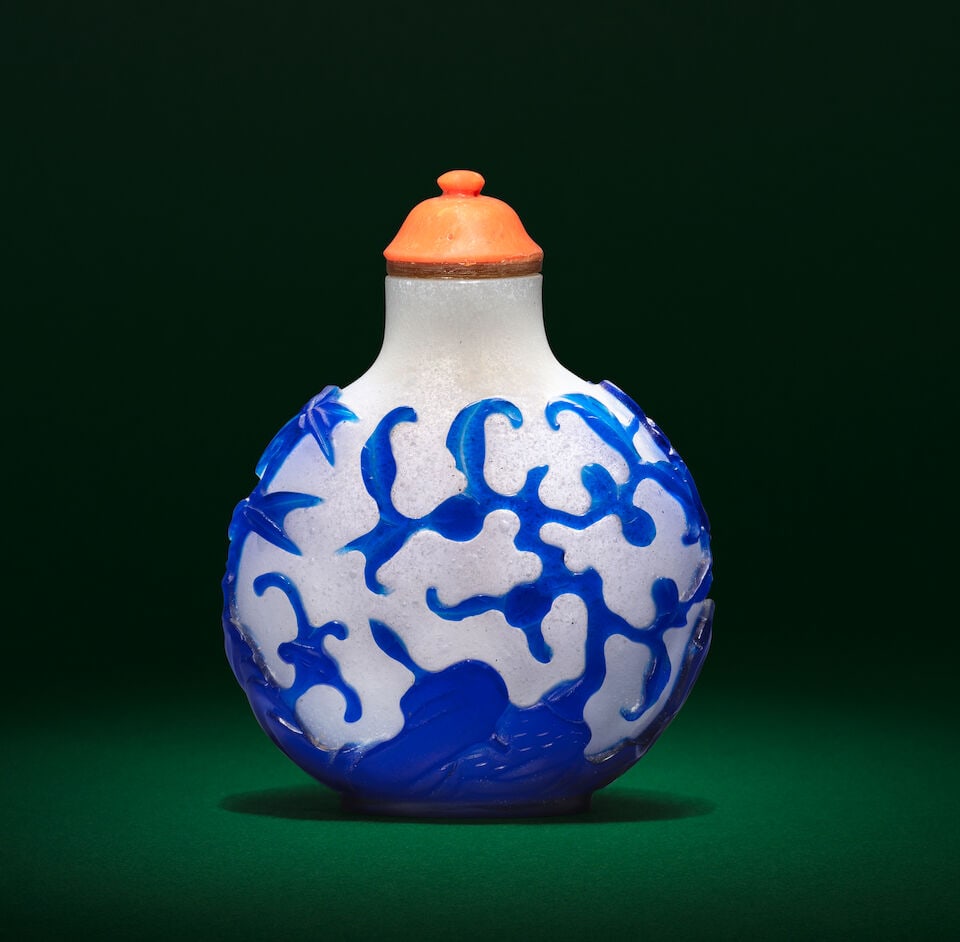 A BLUE-OVERLAY GLASS SNOWSTORM-GROUND 'BATS' SNUFF BOTTLE 18th/19th century (2) - 2
