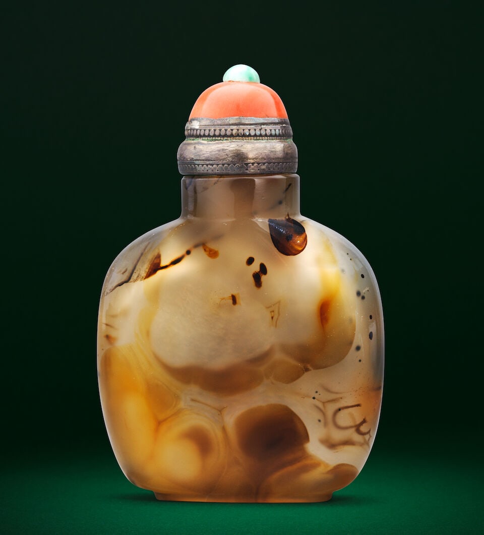 A CHALCEDONY SHADOW AGATE 'BO LE AND HORSE' SNUFF BOTTLE 18th/19th century (2) - 2