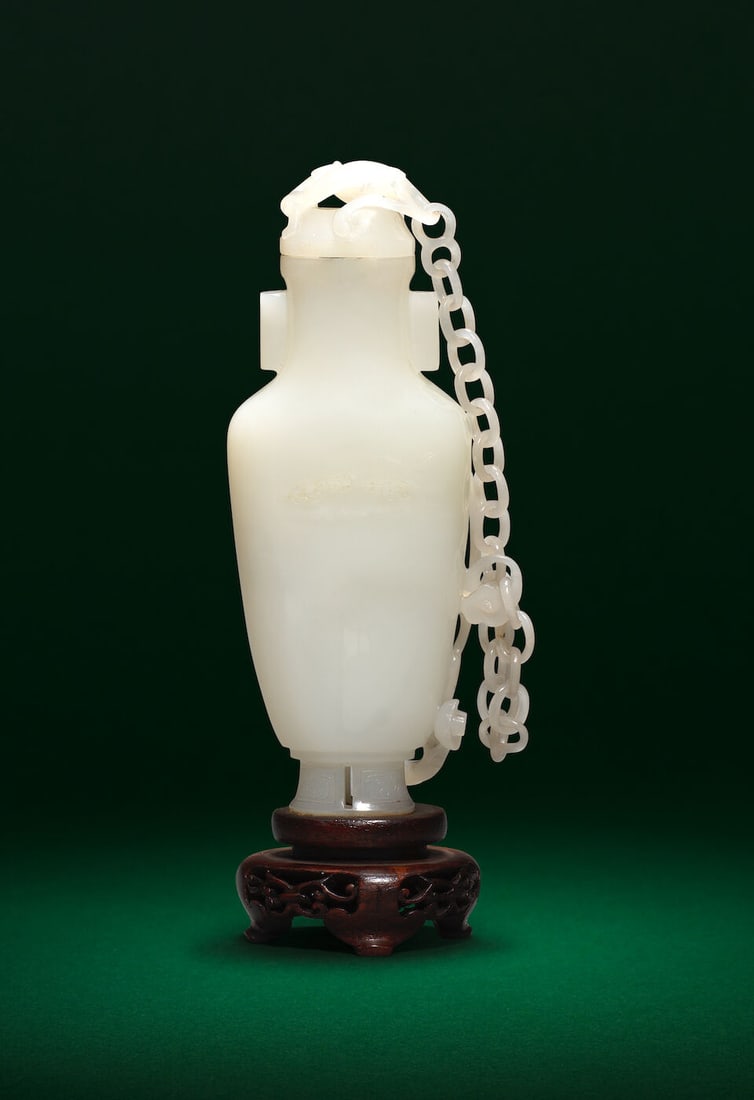 A WHITE JADE 'CHILONG' VASE AND CHAINED COVER Late Qing Dynasty/Republic Period (4) - 2