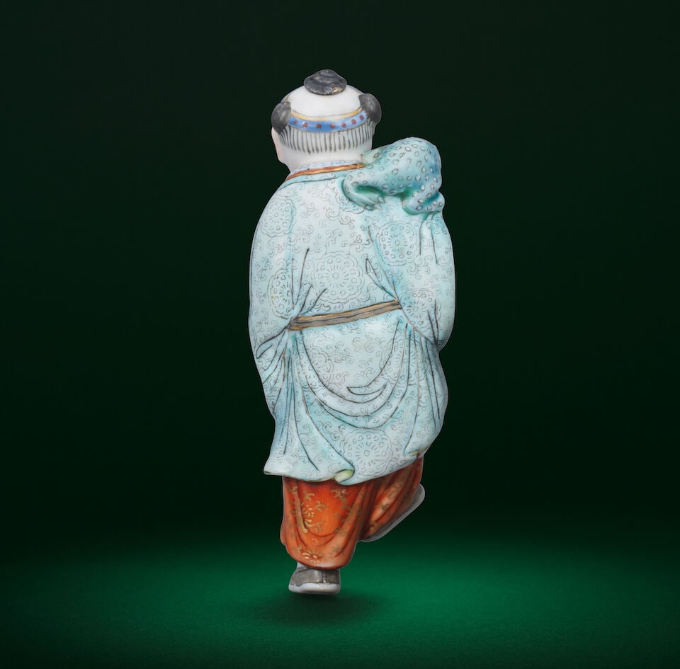 A FAMILLE ROSE MOULDED 'LIU HAI' SNUFF BOTTLE Jiaqing (2) - 2