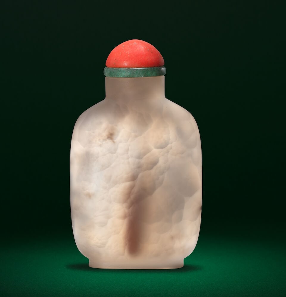 A CHALCEDONY SHADOW AGATE 'LIU HAI' SNUFF BOTTLE 18th/19th century (2) - 2