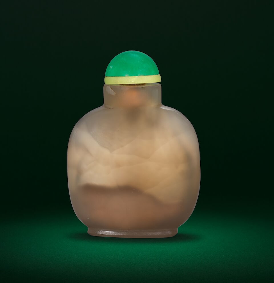 A CHALCEDONY AGATE 'SAMPAN' SNUFF BOTTLE 18th/19th century (2) - 2