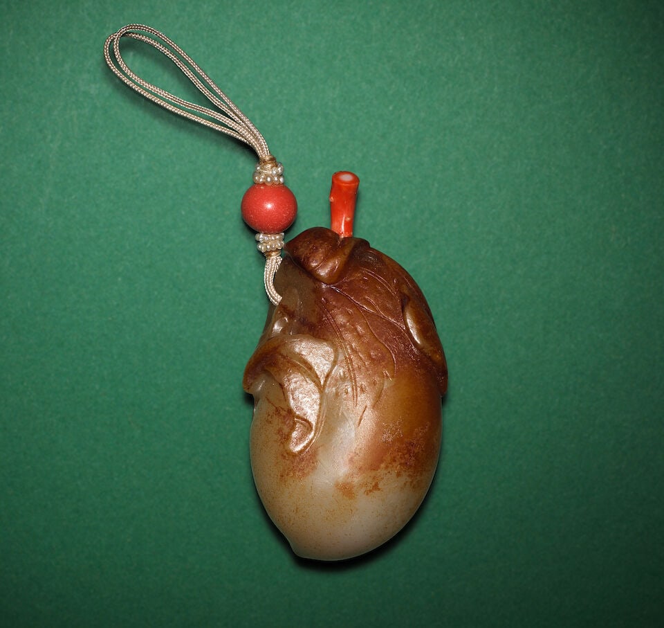 A RUSSET AND YELLOW JADE PEBBLE 'AUBERGINE' SNUFF BOTTLE 19th century (2) - 2