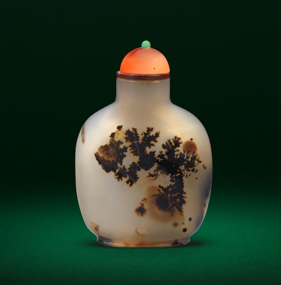 A DENDRITIC CHALCEDONY AGATE 'EAGLE' SNUFF BOTTLE 18th/19th century (2) - 2