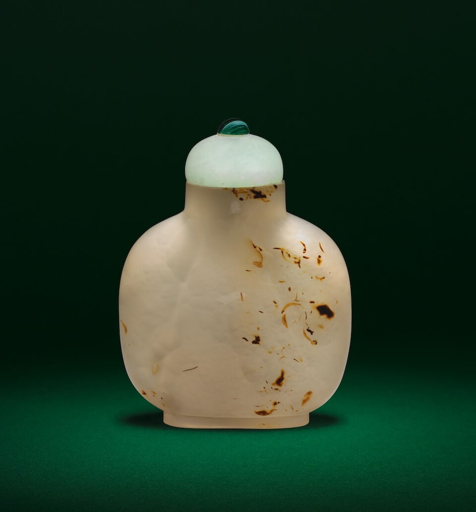 A CHALCEDONY AGATE 'TORCH BEARER' SNUFF BOTTLE 18th/19th century (2) - 2