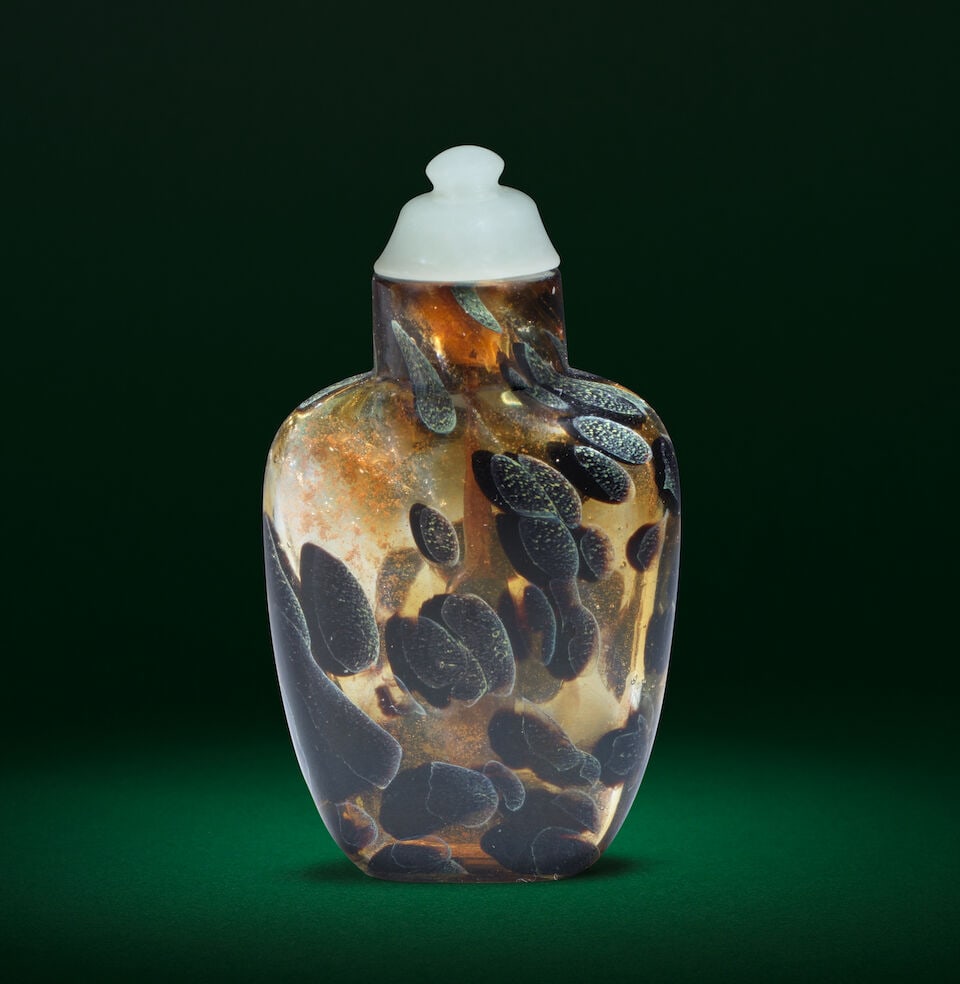 A GLASS 'TORTOISESHELL' SNUFF BOTTLE 18th century (2) - 2