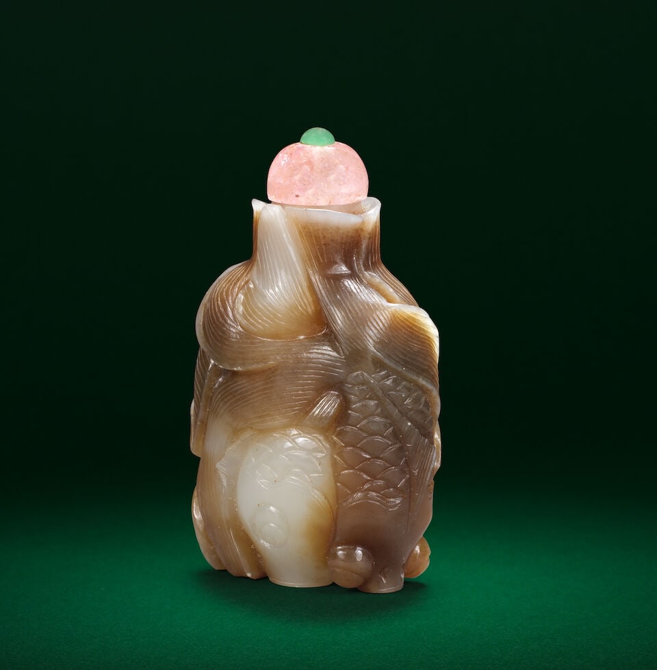 A CHESTNUT-BROWN AND WHITE JADE 'PAIRS OF FISH' SNUFF BOTTLE 18th/19th century (2) - 2