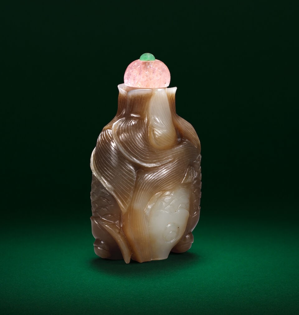 A CHESTNUT-BROWN AND WHITE JADE 'PAIRS OF FISH' SNUFF BOTTLE 18th/19th century (2) - 3