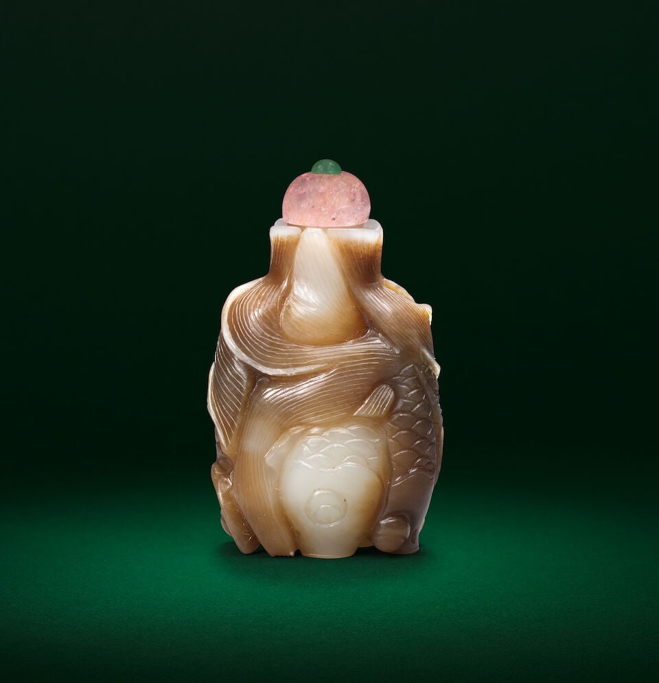 A CHESTNUT-BROWN AND WHITE JADE 'PAIRS OF FISH' SNUFF BOTTLE 18th/19th century (2) - 4