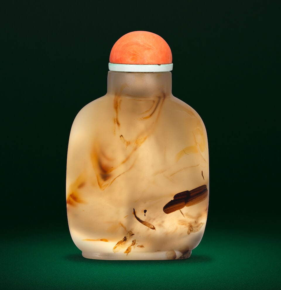 A CHALCEDONY SHADOW AGATE 'SAGE AND SAMPAN' SNUFF BOTTLE 18th/19th century (2) - 2