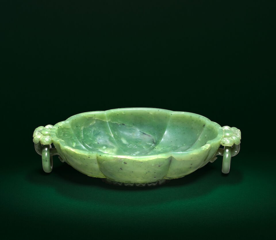 A MUGHAL-STYLE SPINACH-GREEN JADE TWO-HANDLED BOWL Qianlong/Jiaqing (2) - 2