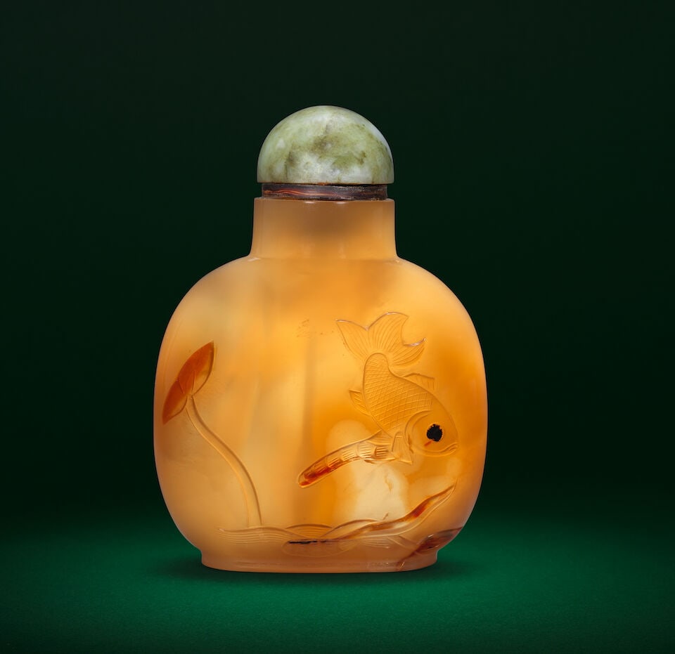 A CHALCEDONY AGATE 'FISH' SNUFF BOTTLE 18th/19th century (2) - 2
