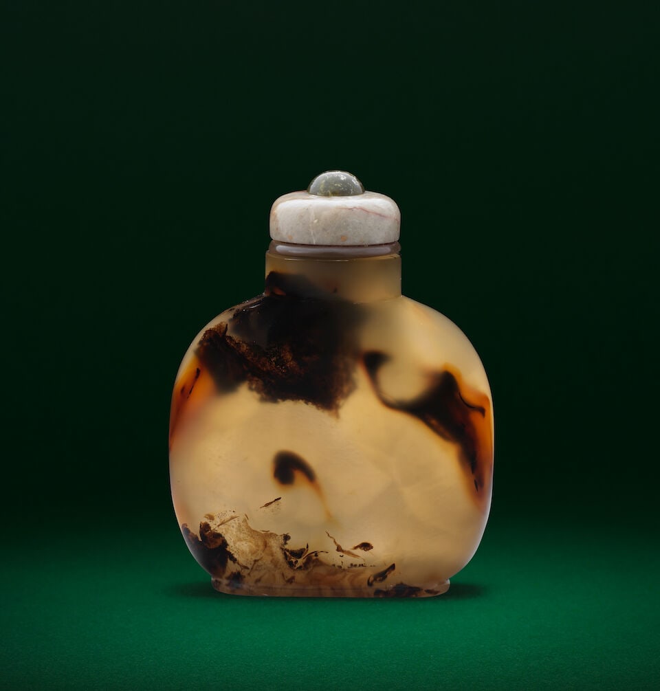 A CHALCEDONY SHADOW AGATE 'COCKEREL AND COCKSCOMB' SNUFF BOTTLE 18th/19th century (2) - 2