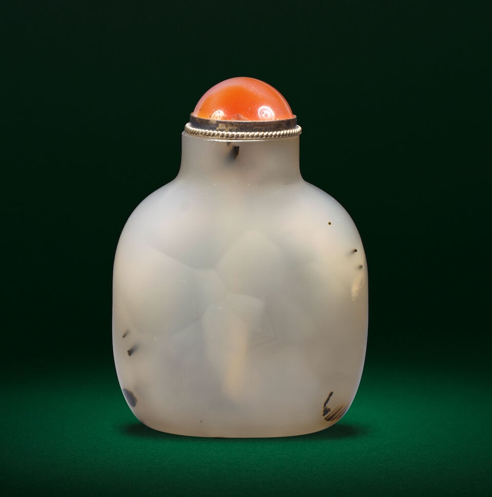 A CHALCEDONY AGATE 'CARP' SNUFF BOTTLE 18th/19th century (2) - 2