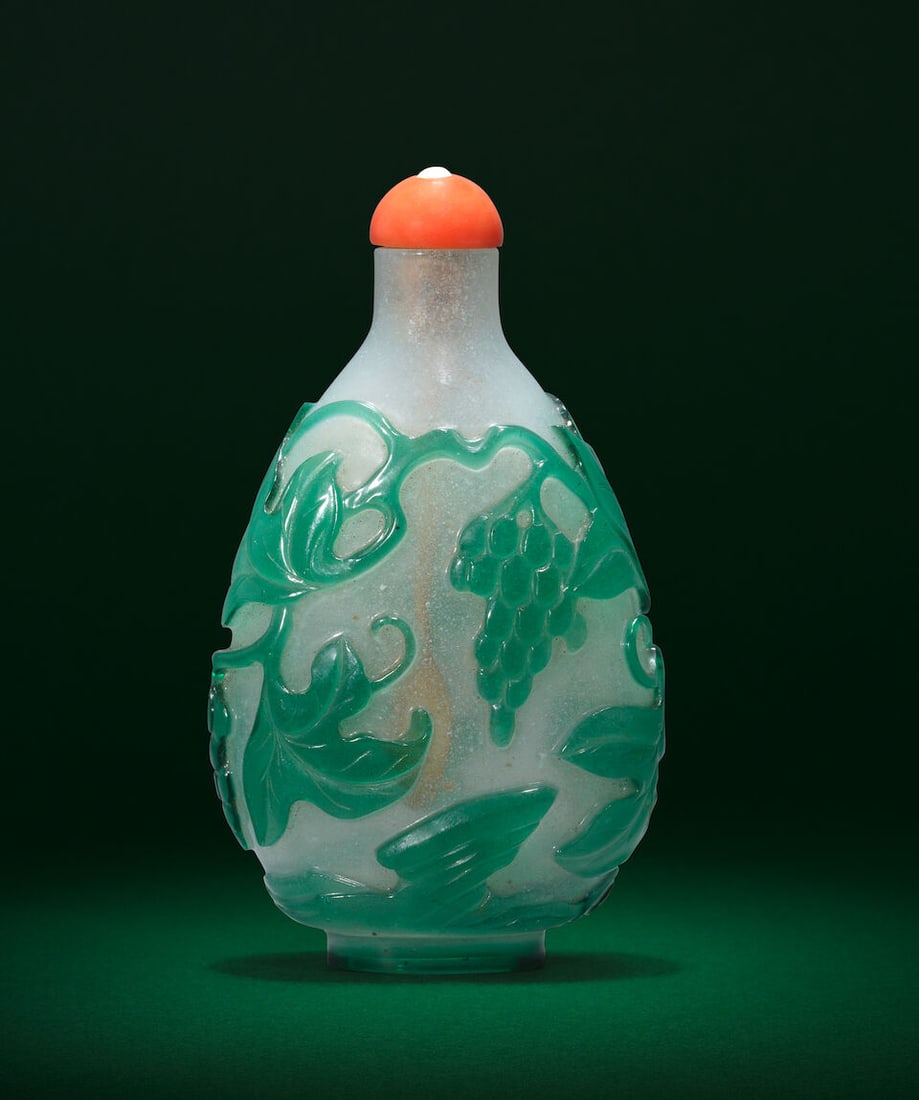 A GREEN-OVERLAY GLASS 'CRICKET AND GRAPES' SNUFF BOTTLE 18th/19th century (2) - 2