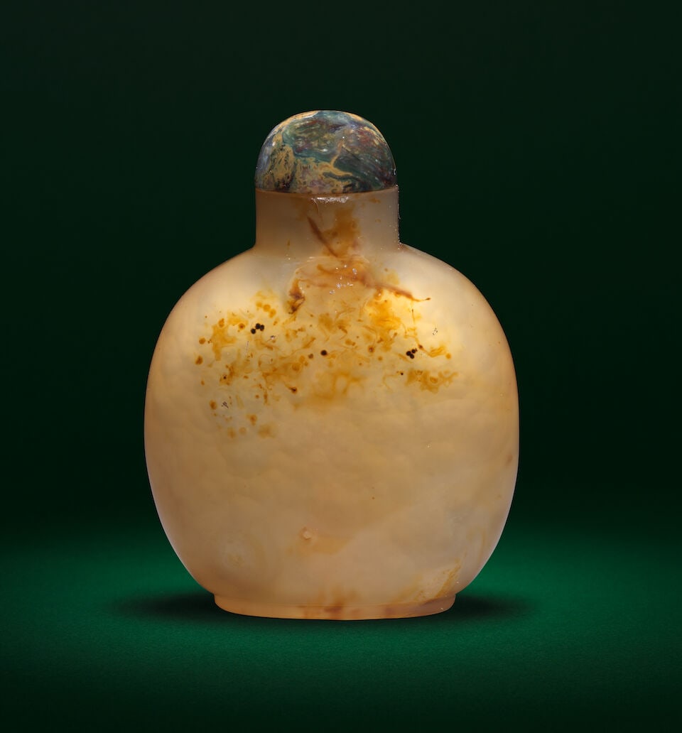 A CHALCEDONY AGATE 'PHEASANT' SNUFF BOTTLE 18th/19th century (2) - 2