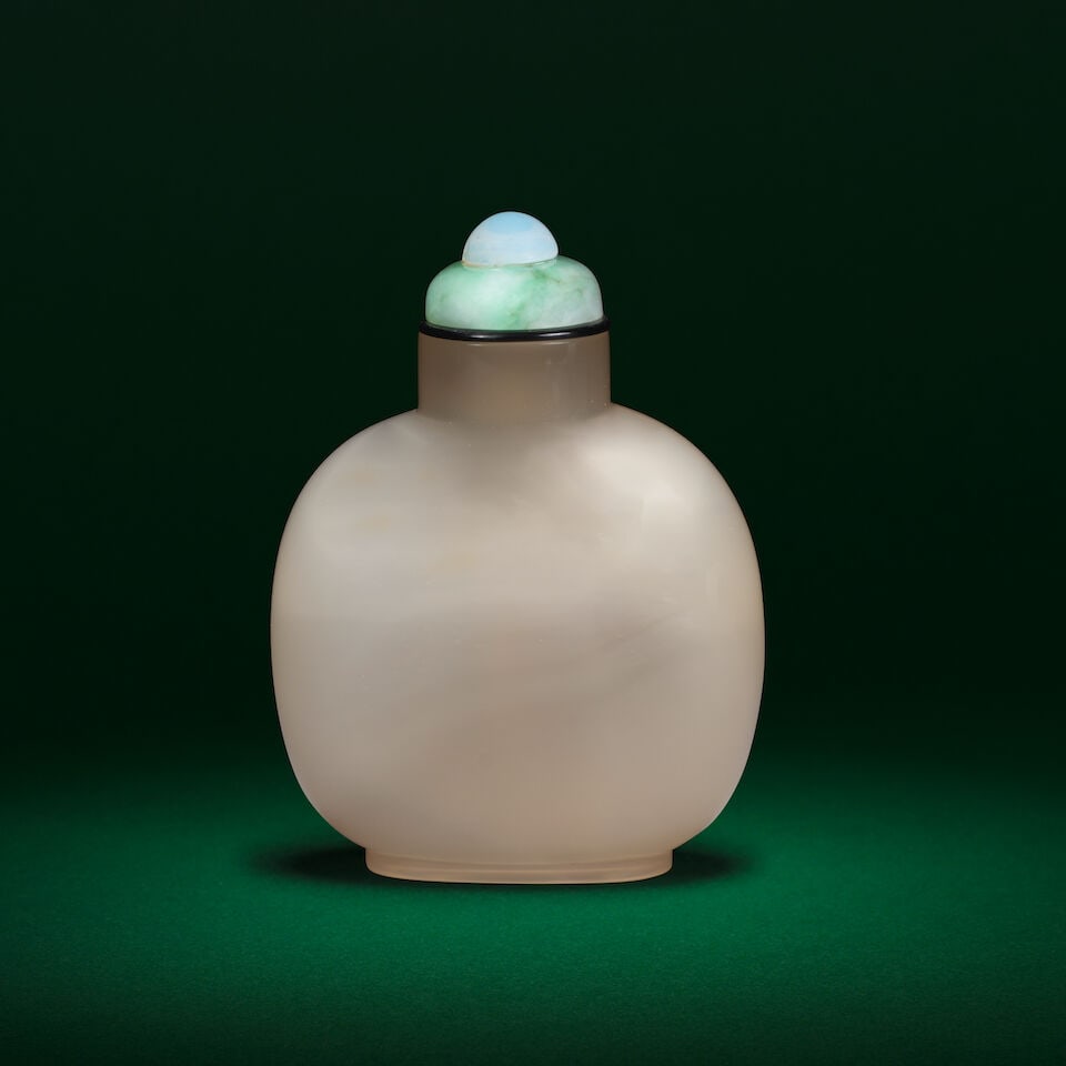 A CHALCEDONY AGATE 'DEER AND PINE' SNUFF BOTTLE 18th/19th century (2) - 2