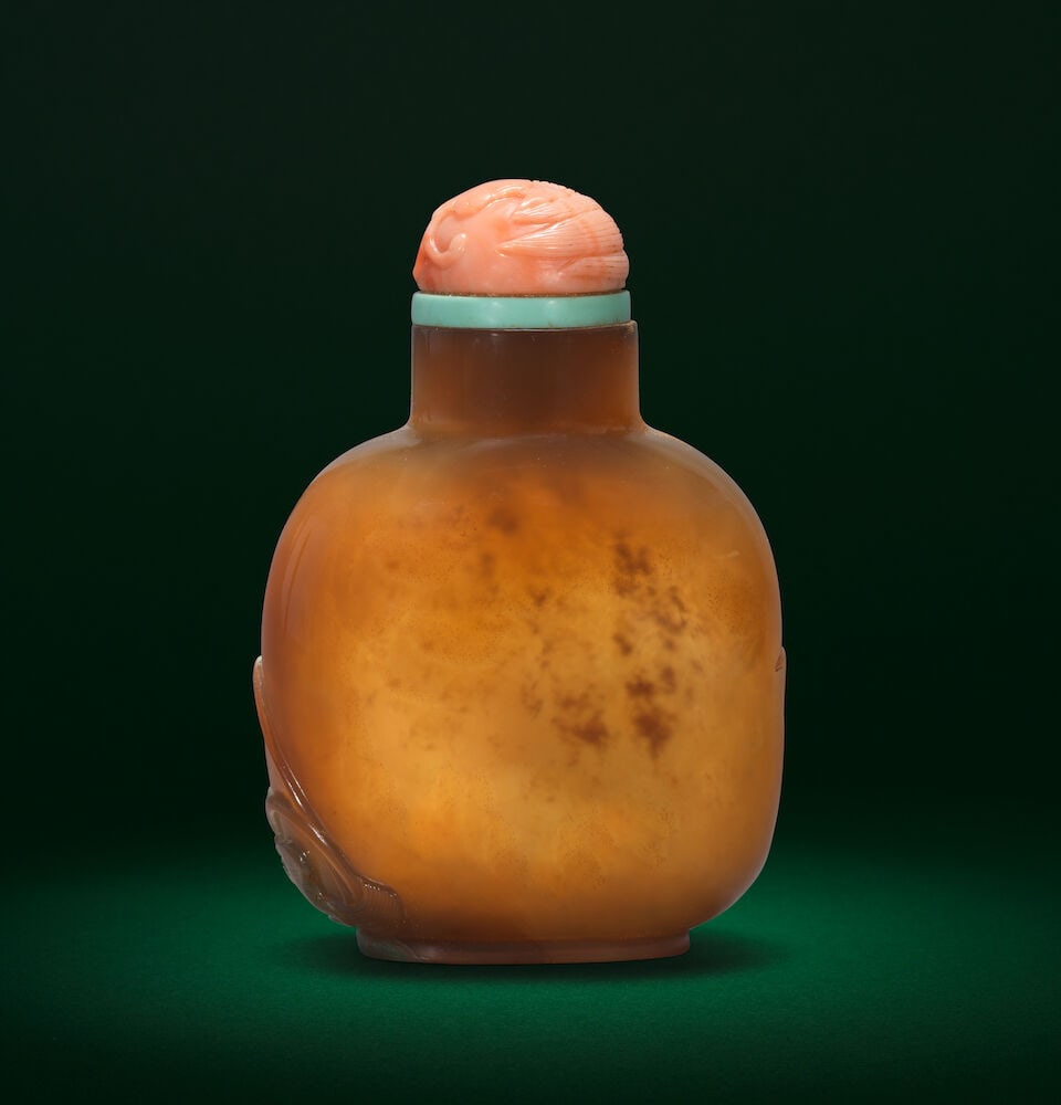 A CHALCEDONY AGATE 'FROG AND LOTUS' SNUFF BOTTLE 18th/19th century (2) - 2