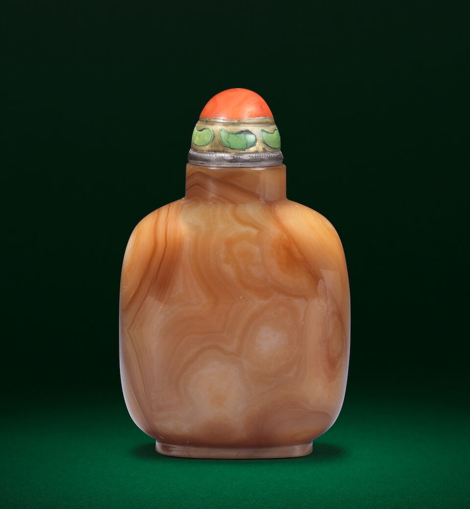 A CHALCEDONY AGATE 'SQUIRREL AND GRAPES' SNUFF BOTTLE 18th/19th century (2) - 2