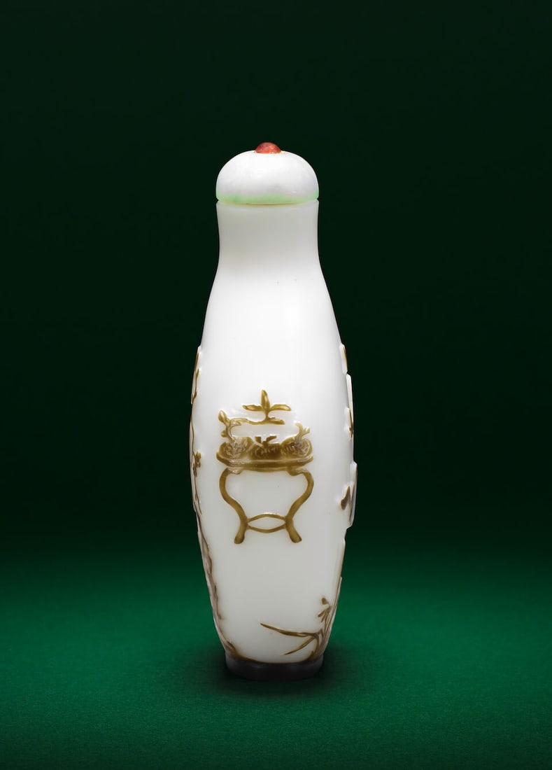A BROWN-OVERLAY GLASS 'CATS AND BUTTERFLY' SNUFF BOTTLE Yangzhou School, first half of the 19th ... - 2