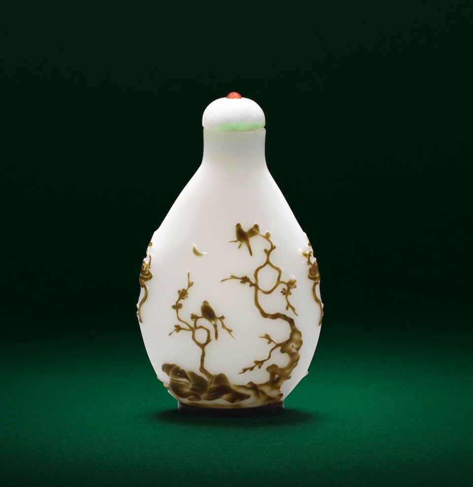 A BROWN-OVERLAY GLASS 'CATS AND BUTTERFLY' SNUFF BOTTLE Yangzhou School, first half of the 19th ... - 3
