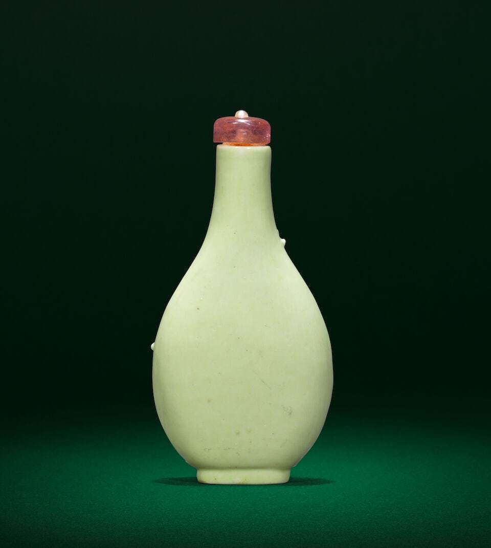 A LIME-GREEN-GLAZED MOULDED 'PRUNUS' SNUFF BOTTLE 19th century (2) - 2