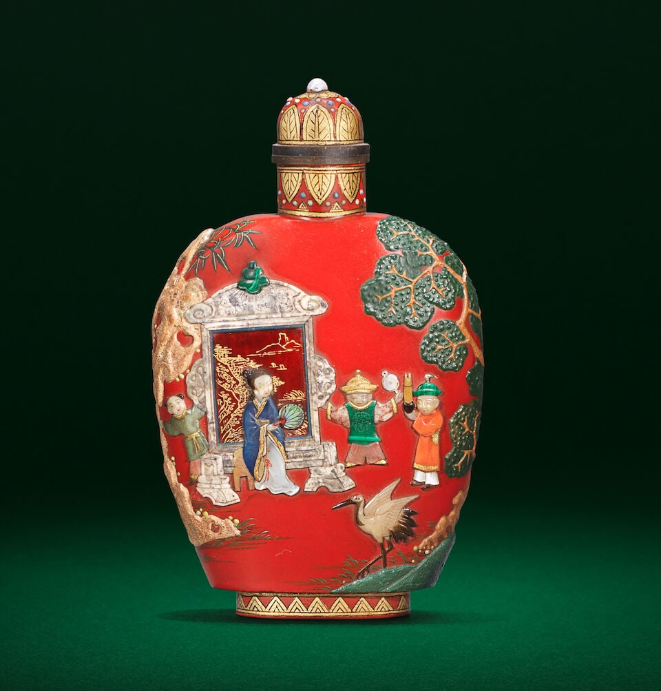 A JAPANESE INLAID-LACQUER 'GARDEN SCENE' SNUFF BOTTLE AND COVER Qianlong four-character mark, Me... - 2