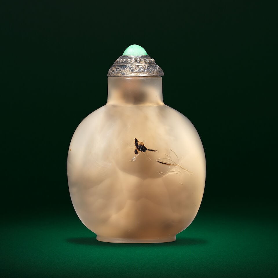 A CHALCEDONY AGATE 'MONKEY AND PEACH' SNUFF BOTTLE 18th/19th century (2) - 2