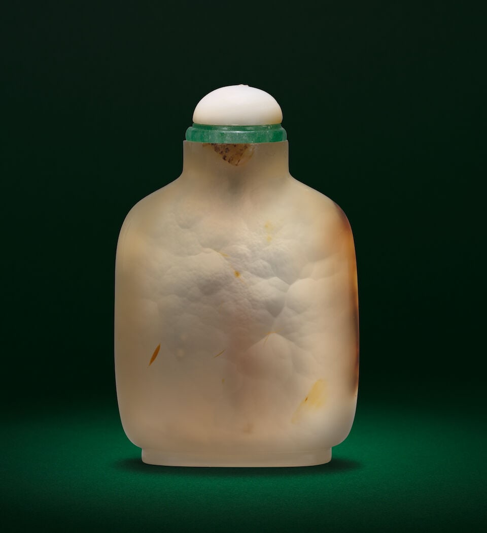 A CHALCEDONY AGATE 'HARE' SNUFF BOTTLE 19th century (2) - 2