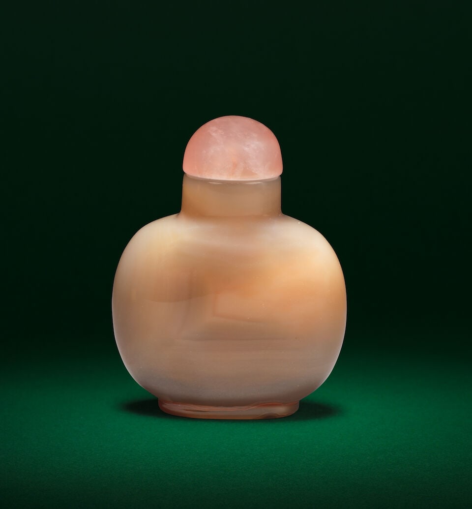 A CHALCEDONY AGATE 'MONKEY AND PEACH' SNUFF BOTTLE 18th/19th century (2) - 2