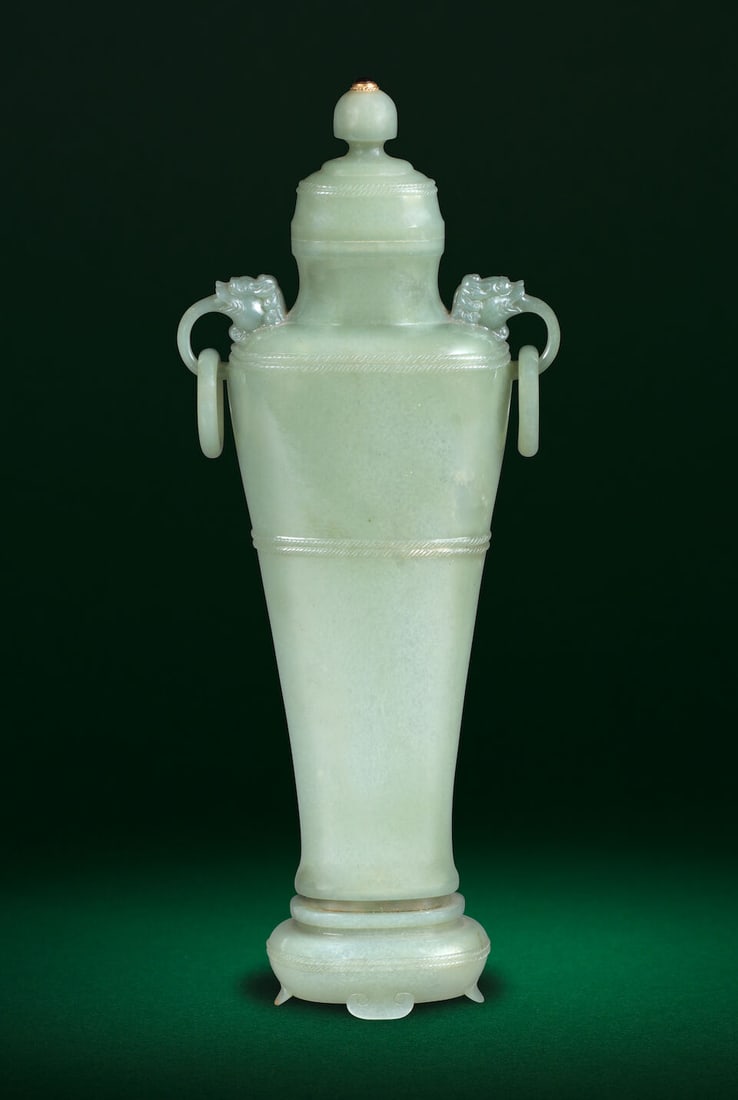 A MUGHAL-STYLE GREEN JADE VASE AND COVER Late Qing Dynasty/Republic Period (3) - 2